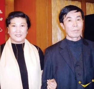 ​何庆魁，57岁丧子，58岁失去爱人，68岁丧妻，76岁老到让人认不出