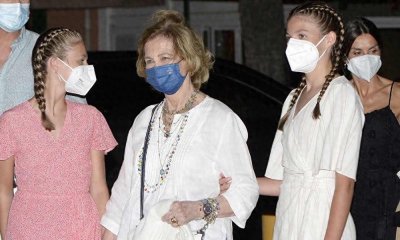 ​西班牙前国王流放国外，索菲娅王太后和孙女亲密挽手，统一战线