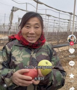 ​57岁山东大姨英语直播卖苹果火了，侄女回应：姑妈是退休英语教师，未来想打造
