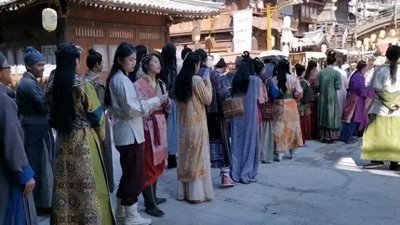 ​裸替、吻戏替身背后的真相：横店群演如何在诱惑与压榨中迷失自我