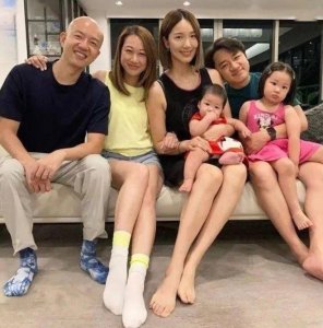 ​王祖蓝夫妇与新婚好友相聚，头靠妻子肩膀显娇羞，两女儿呆萌出镜