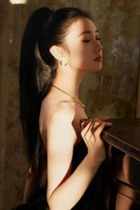 ​浩存演绎 Iris van Herpen 2021 春夏高级定制系列黑色抹胸礼服