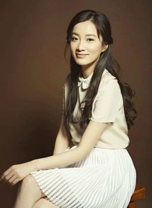 ​“理想女友”徐翠翠已婚 腿部纹身引关注