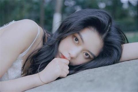 怎么和女生聊天逗她笑，女孩子生气了哄她的幽默句子