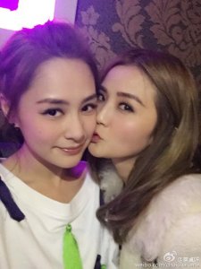 ​容祖儿阿sa为阿娇35岁庆生 拥抱亲吻尽显姐妹情