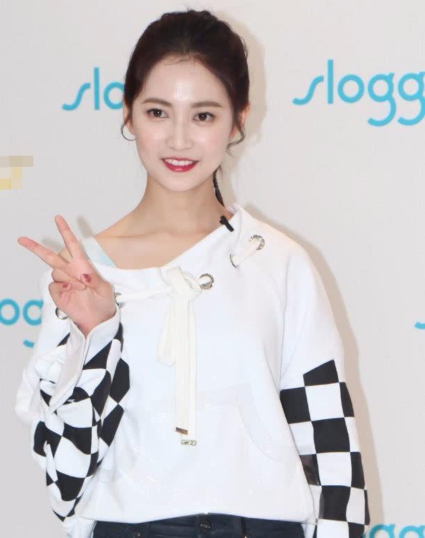 新版“赵敏”放大招了,穿“棋盘装”凹造型,美得无法无天