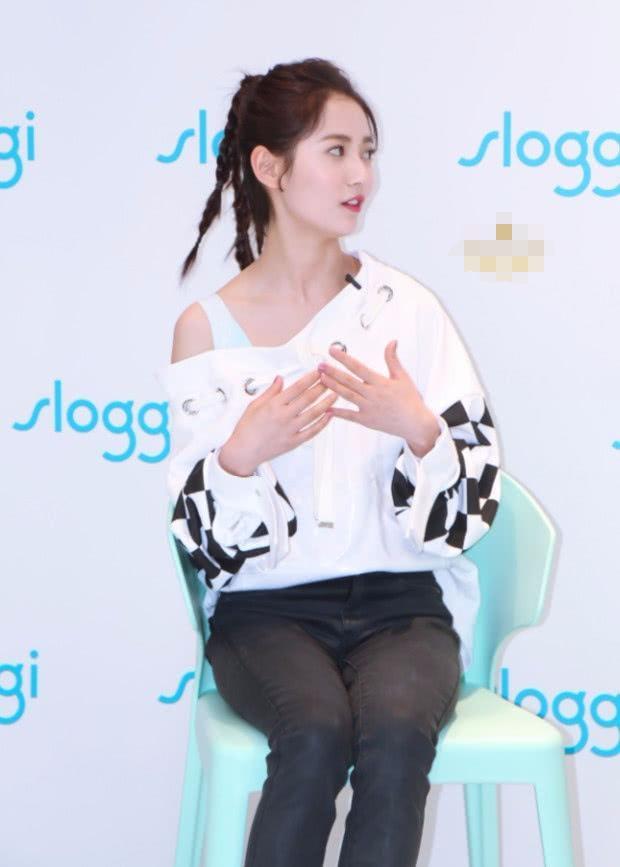 新版“赵敏”放大招了,穿“棋盘装”凹造型,美得无法无天