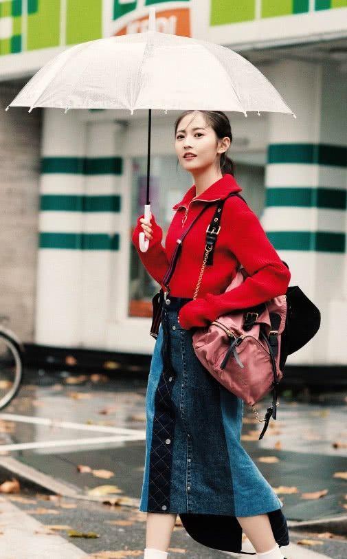 新版“赵敏”放大招了,穿“棋盘装”凹造型,美得无法无天