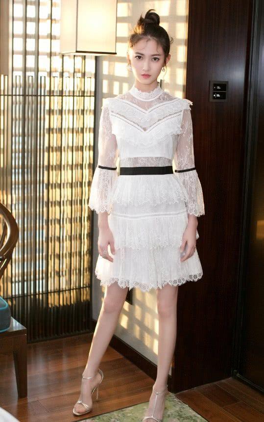 新版“赵敏”放大招了,穿“棋盘装”凹造型,美得无法无天