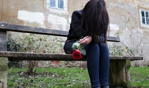 如何应对女友在吵架时唱歌的情况