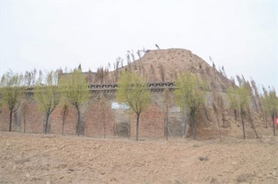 ​功高震主淮阴侯，身首异处各自埋，一代功勋将，身后千古颂