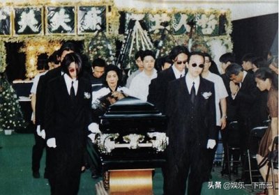 ​黄家驹葬礼现场，日本人前来扶灵，心爱的吉他随葬