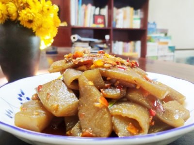 ​酸辣魔芋豆腐，怎样快速地做一道养身开胃的魔芋豆腐，佐酒又下饭