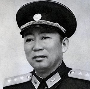 ​刘亚楼看戏时，一个科长把脚放到他头上，还问他是哪个单位的