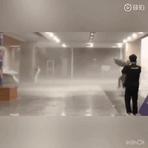 ​突发！超猛冰雹暴击温州，小伙被狂风“吹飞”！大学城招聘会被砸瘫