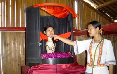 ​90年代，没有四肢、生长在花瓶里的“花瓶姑娘”，是怎么骗人的？