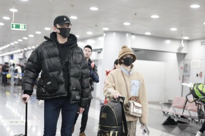 ​陈小纭不光身材好，穿碎花裙显少女感，难怪190cm于小彤这么宠她