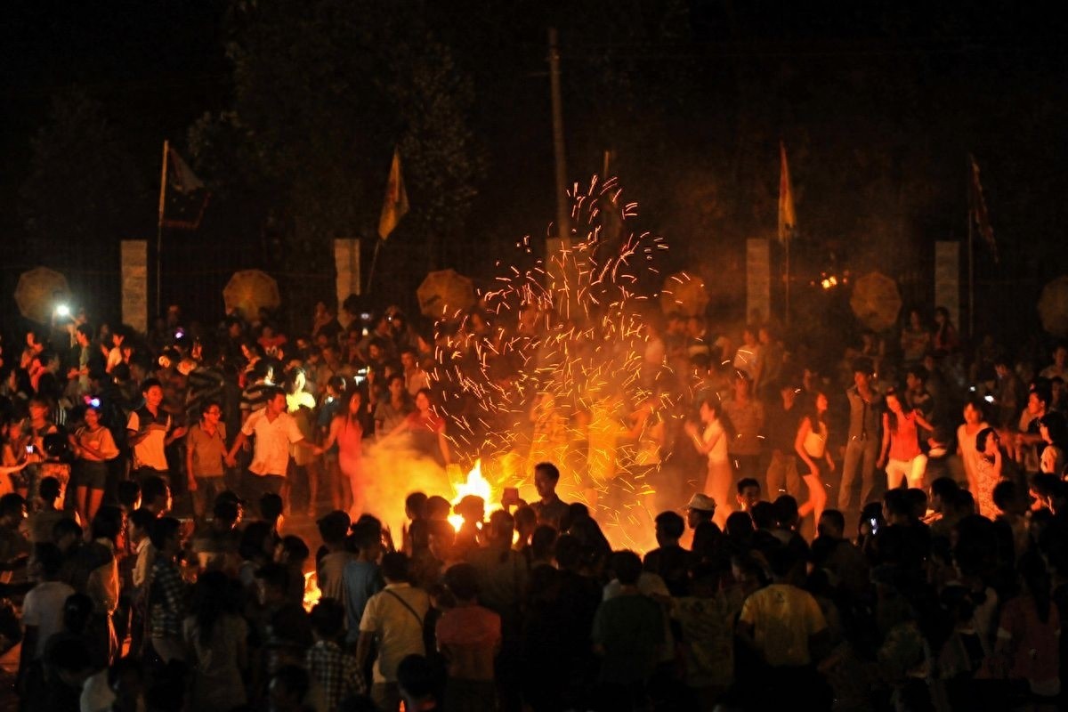 民族传统风俗：彝族狂欢的“火把节”