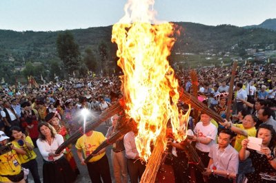 ​民族传统风俗：彝族狂欢的“火把节”