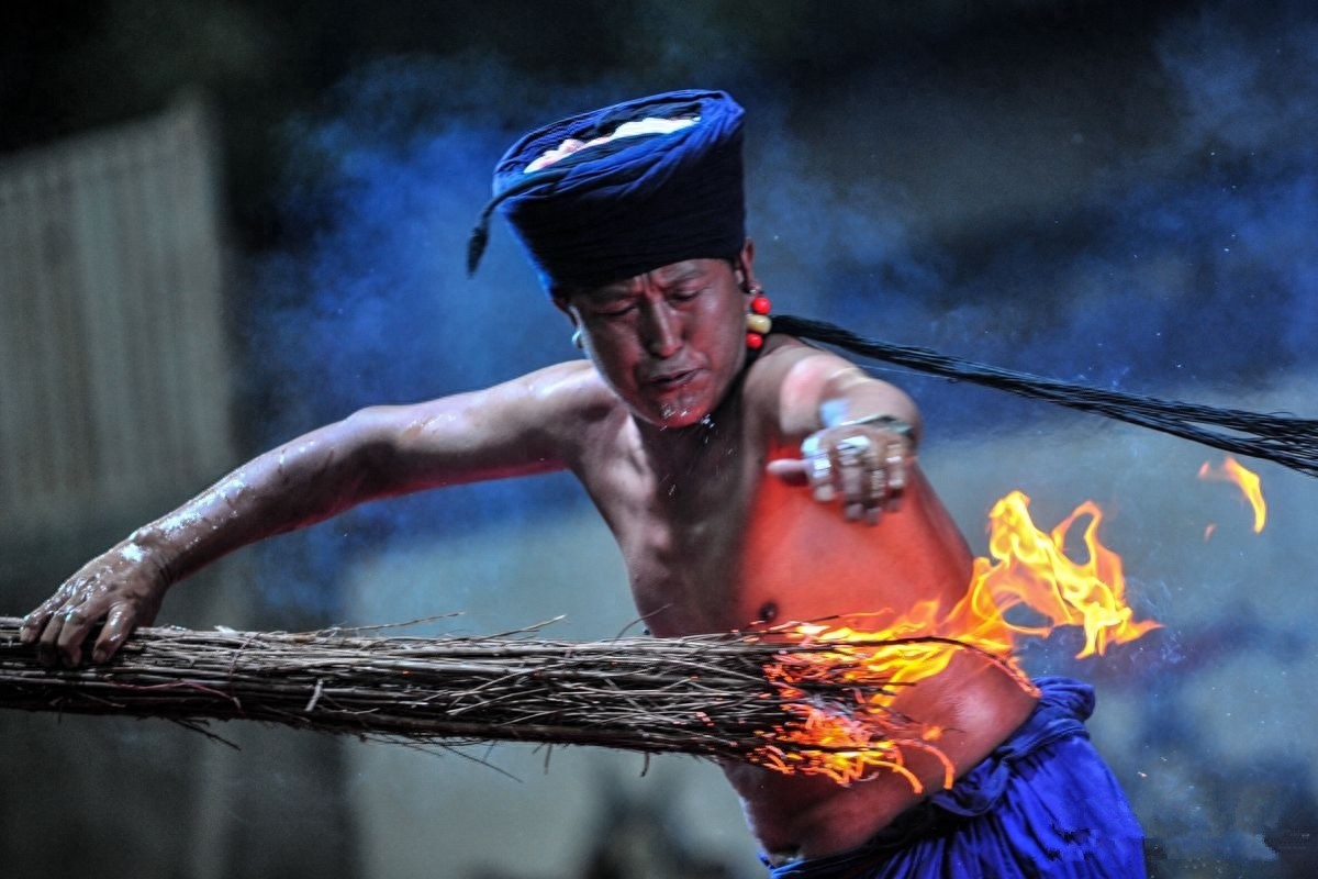 民族传统风俗：彝族狂欢的“火把节”