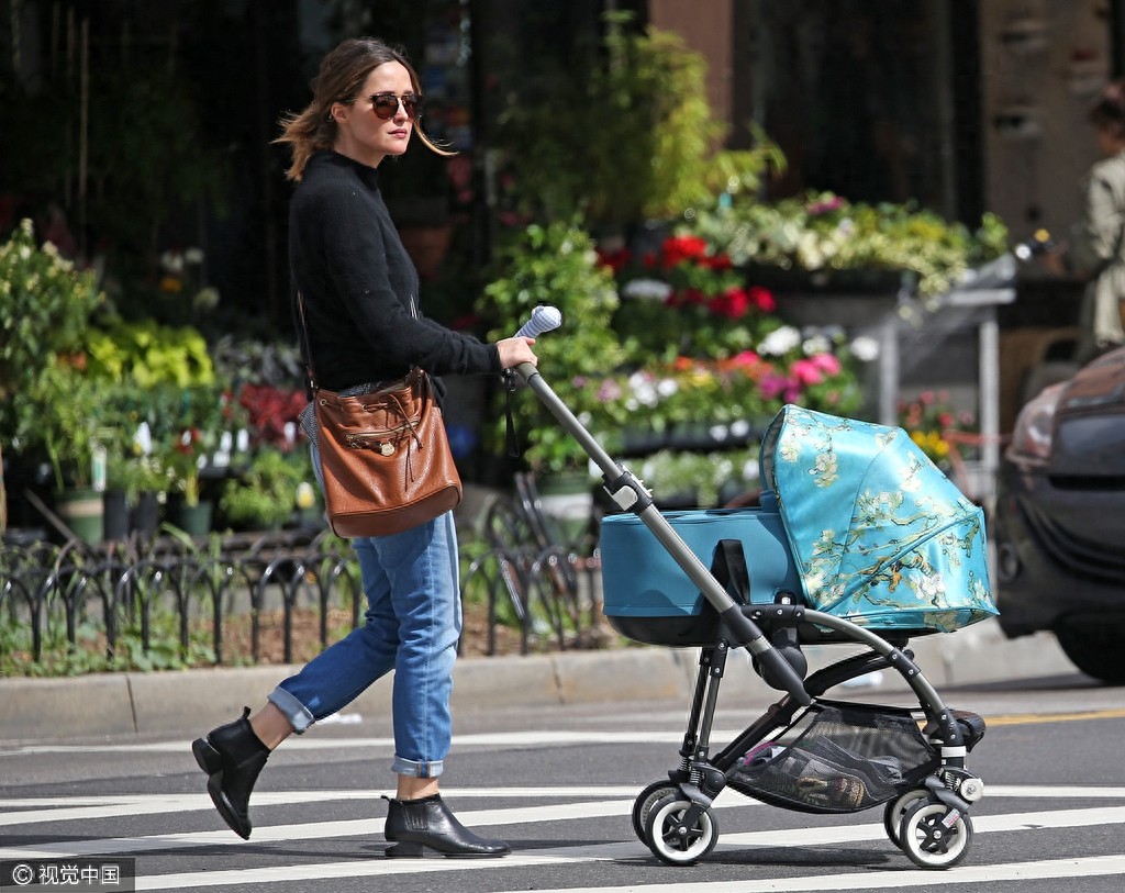 求小宝宝心理阴影面积！萝丝拜恩与老公玩亲亲旁若无人