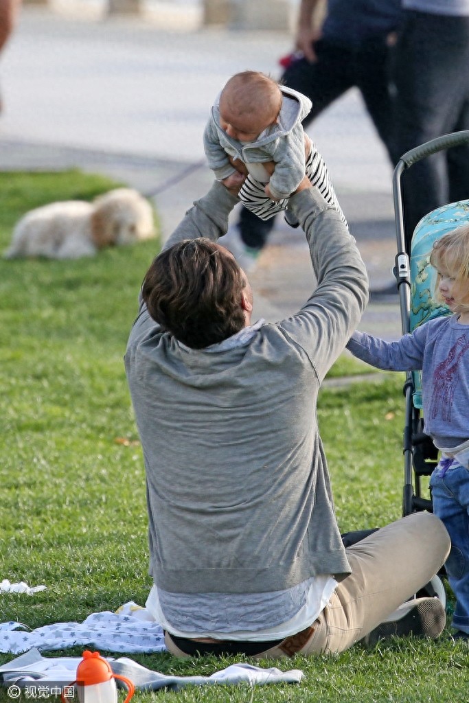 求小宝宝心理阴影面积！萝丝拜恩与老公玩亲亲旁若无人