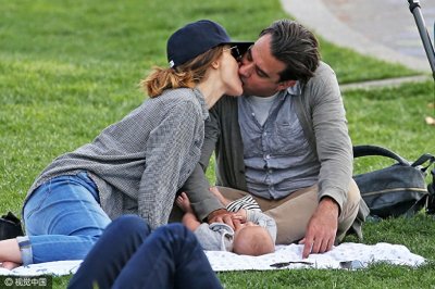 ​求小宝宝心理阴影面积！萝丝拜恩与老公玩亲亲旁若无人