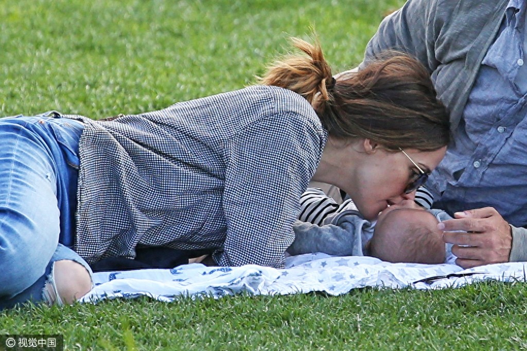 求小宝宝心理阴影面积！萝丝拜恩与老公玩亲亲旁若无人