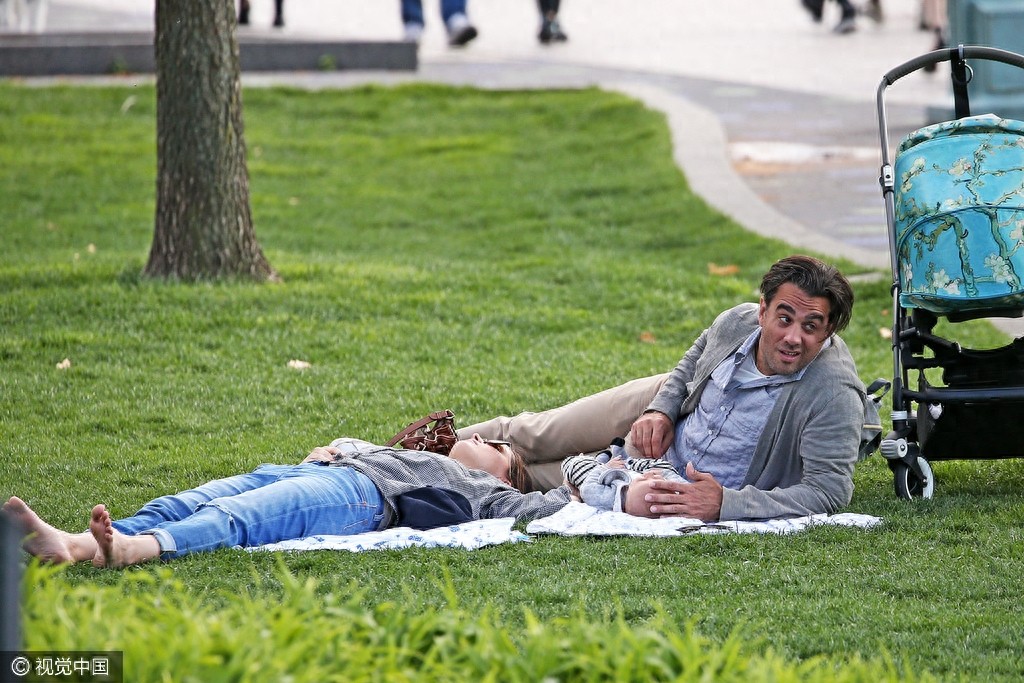 求小宝宝心理阴影面积！萝丝拜恩与老公玩亲亲旁若无人