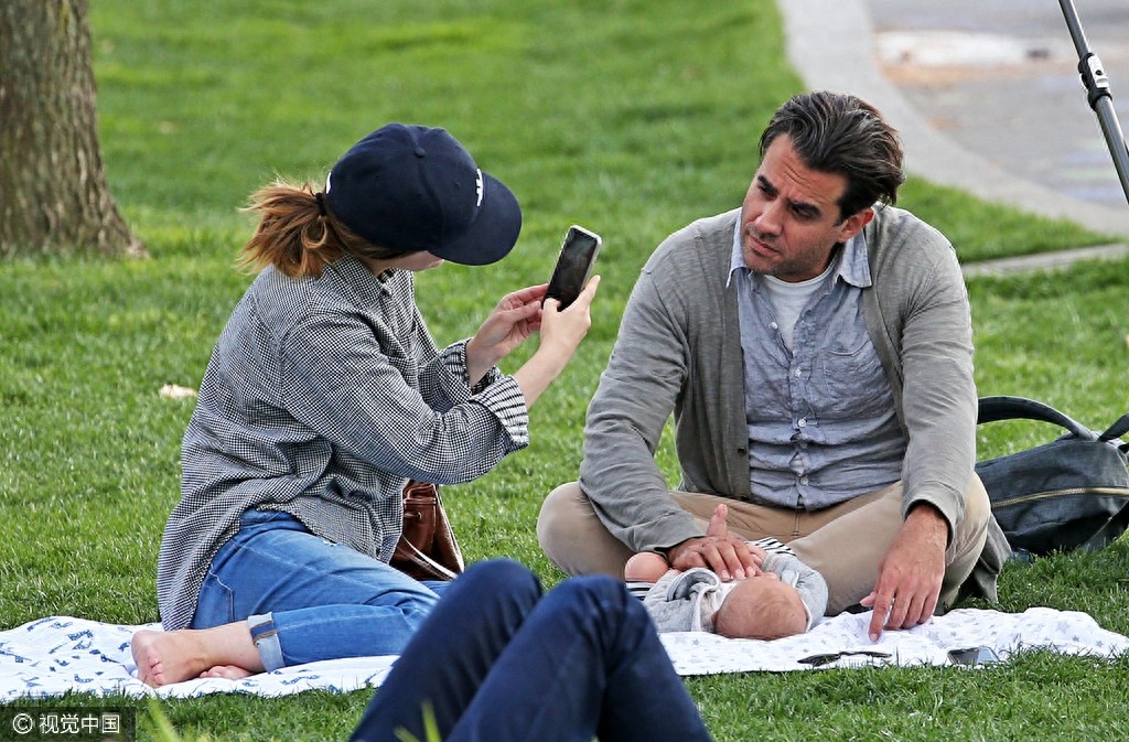 求小宝宝心理阴影面积！萝丝拜恩与老公玩亲亲旁若无人