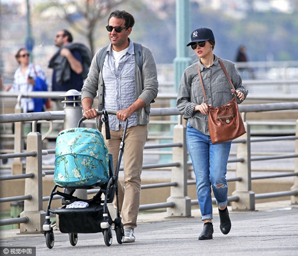 求小宝宝心理阴影面积！萝丝拜恩与老公玩亲亲旁若无人