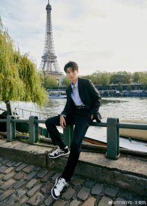 ​被代拍包围造成机场拥挤混乱，王俊凯：你们有没有公德心