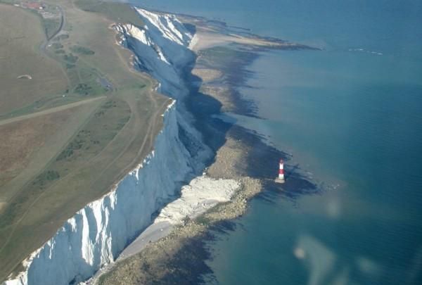 海中断崖的形成原因
