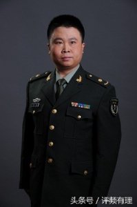 ​39岁“燕小六”肖剑和小11岁美貌妻子，一双儿女很幸福