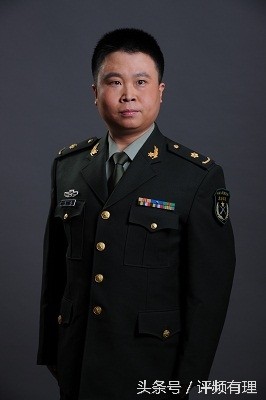 39岁“燕小六”肖剑和小11岁美貌妻子,一双儿女很幸福