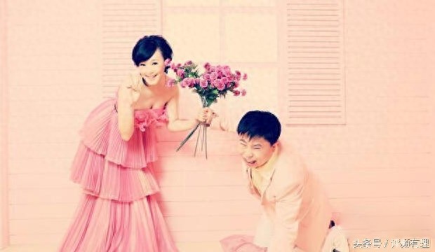 39岁“燕小六”肖剑和小11岁美貌妻子,一双儿女很幸福