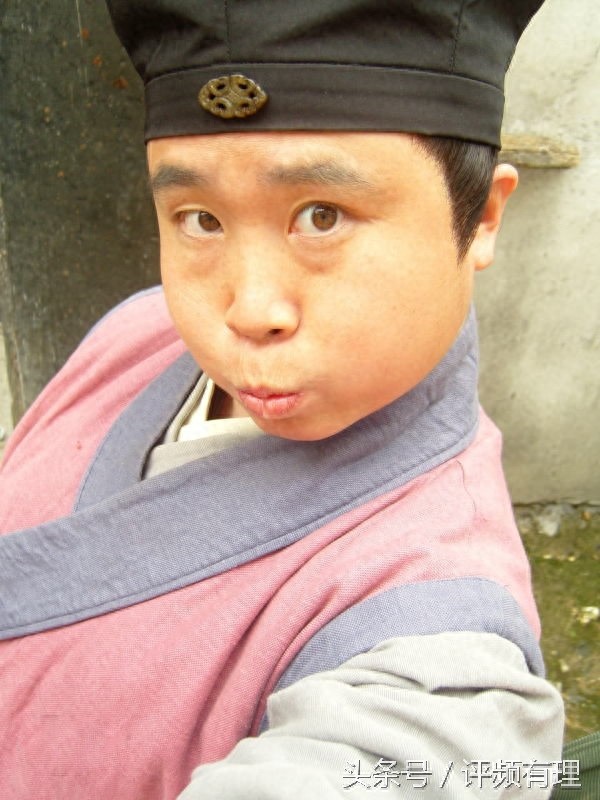 39岁“燕小六”肖剑和小11岁美貌妻子,一双儿女很幸福