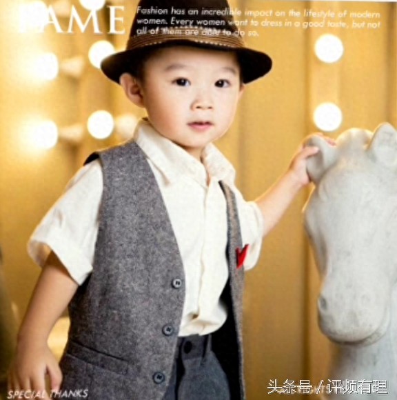 39岁“燕小六”肖剑和小11岁美貌妻子,一双儿女很幸福