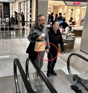 ​宋丹丹三婚老公被拍！71岁老头帅炸SKP，网友：英达后悔不？