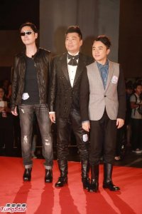 ​王祖蓝官方身高1.63米，他的老婆李亚男却1.75米，王祖蓝有何魅力