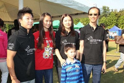 ​八卦说；港媒曝伏明霞离婚，净身出户，大26岁老公梁锦松回应了