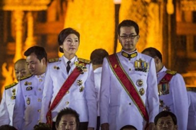 ​泰国美女总理比姑姑英拉幸福，帅气老公陪着她出访，笑得一脸娇羞