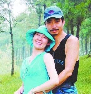 ​夫妻合照范明像管家，老婆是百货女王，62岁仍能高姿态驾驭红礼服