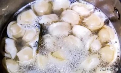 ​煮冻饺子时，开水下锅就错了，学会2个小技巧，饺子鲜嫩不破皮