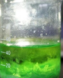 ​浅绿色溶液（浅绿色溶液是什么物质）