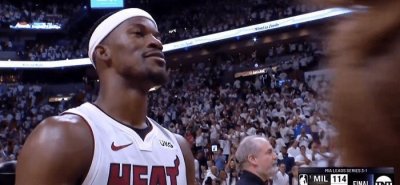 ​乔丹亲自来黑八！巴特勒56分打爆雄鹿，末节20分人定胜天，服不服