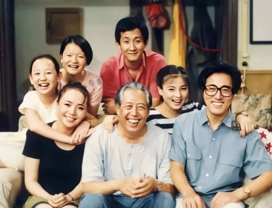 ​英达与宋丹丹离婚一个月就另娶编剧梁欢，对待两个儿子却截然不同