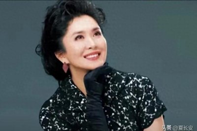 ​跟著名导演离婚30年后，再看她的人生真是好飒，今62岁无儿无女