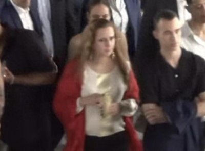 ​红发王妃陪着儿女去旅游，她曾被国王独宠15年，离婚后过得很潇洒