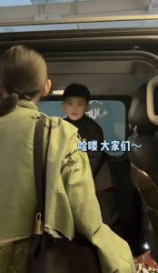 ​秋瓷炫带儿子探班老公于晓光，夫妻腻歪被啪嗒阻止 一家三口好幸福